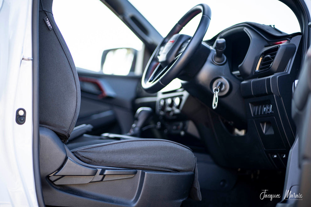 "ISUZU - D-MAX Double Cab HR-L/4x4-L (04/2022 - present); 2 fronts with integrated headrests & centre console,60/40 rear bench with solid backrest & 3 headrests - SEAT COVERS"