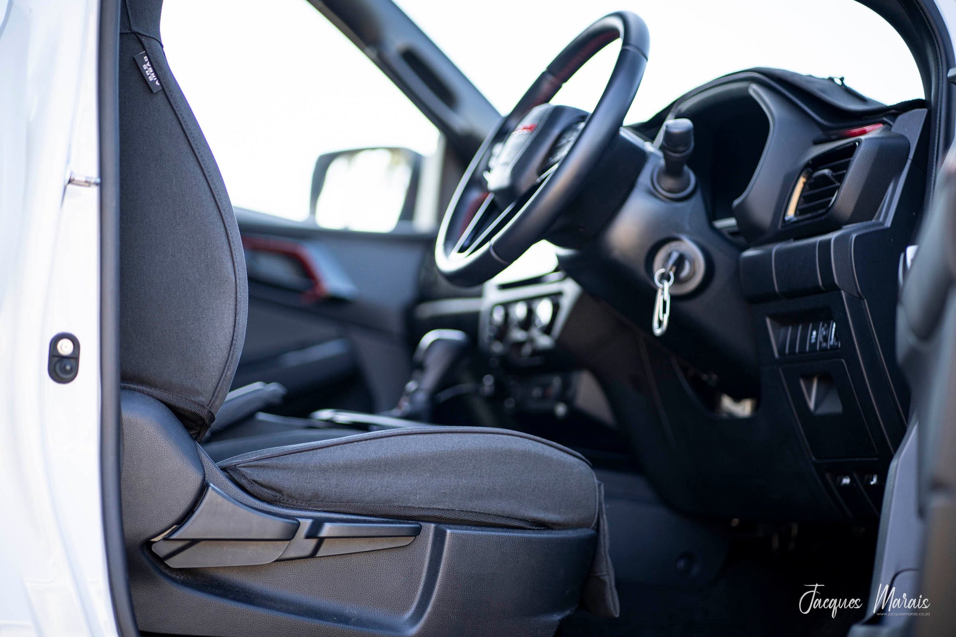 "ISUZU - KB/D-Max X-Rider Double Cab (2019 - 03/2022); 2 fronts with headrests & centre console, 60/40 rear bench with solid backrest & 2 headrests (Leather) - SEAT COVERS"