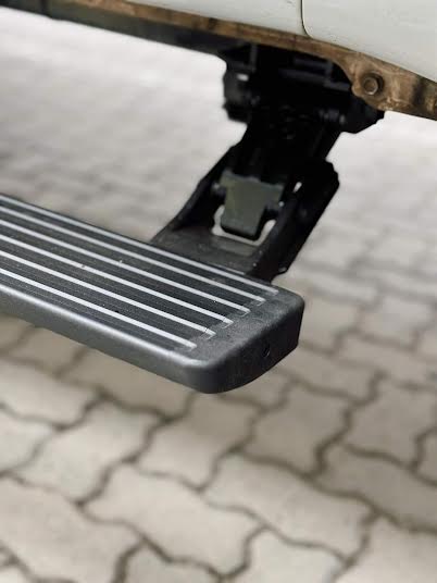 Hilux REV0 Electric Side Steps (2020-2023)